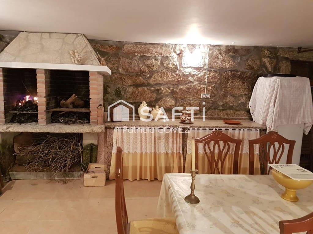 5 bedroom Villa for sale in A Lama with garage - € 235,000 (Ref: 9595887)