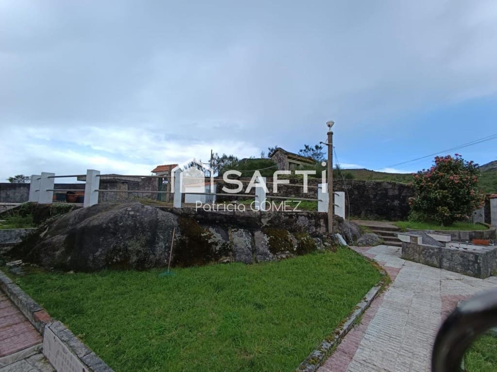 5 bedroom Villa for sale in A Lama with garage - € 235,000 (Ref: 9595887)