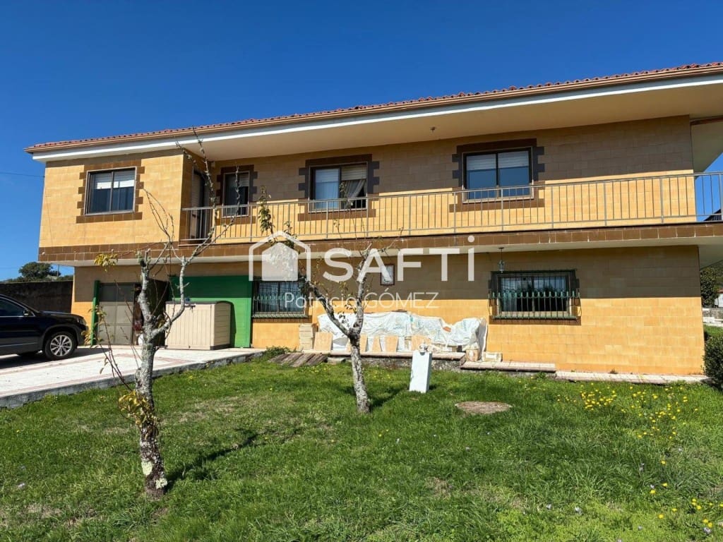 5 bedroom Villa for sale in A Lama with garage - € 235,000 (Ref: 9595887)