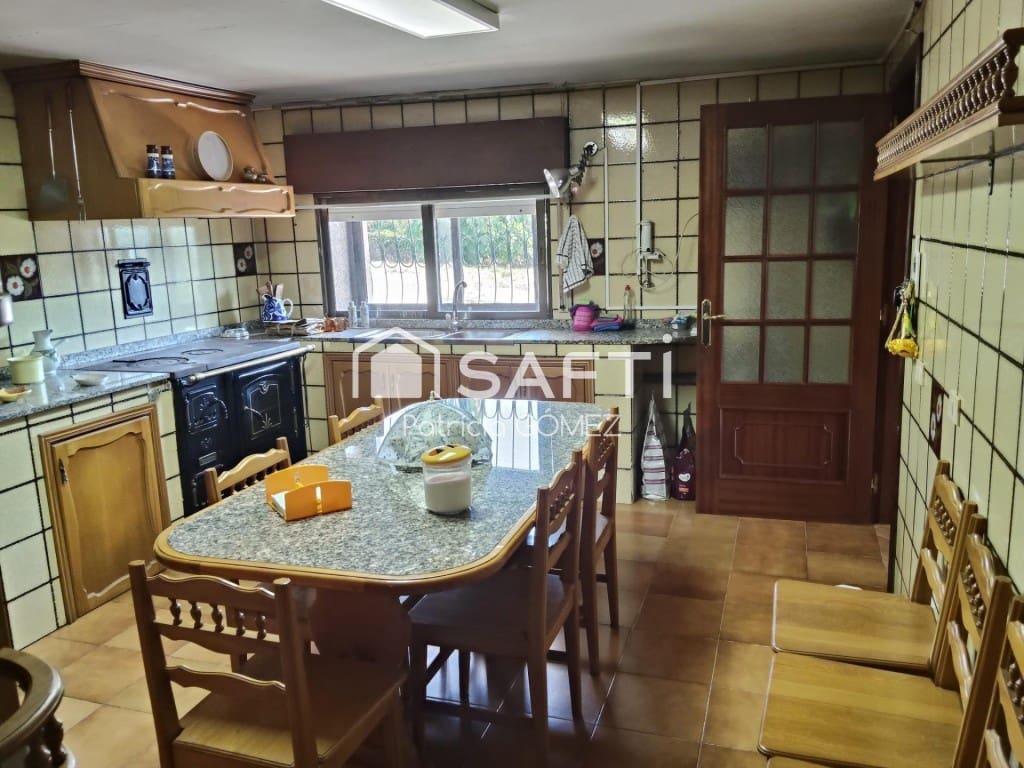 5 bedroom Villa for sale in A Lama with garage - € 235,000 (Ref: 9595887)