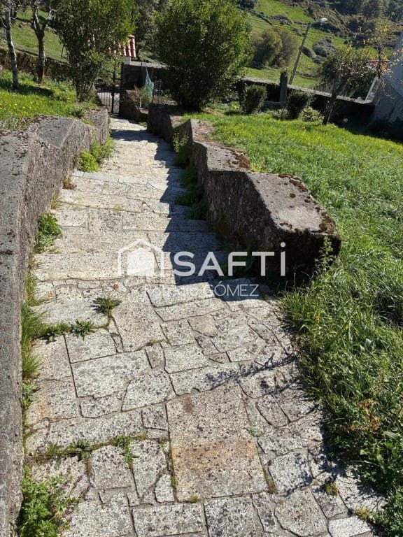 5 bedroom Villa for sale in A Lama with garage - € 235,000 (Ref: 9595887)