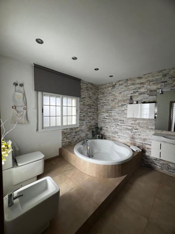 6 soverom Villa til salgs i Cunit med svømmebasseng garasje - € 690 000 (Ref: 9595917)