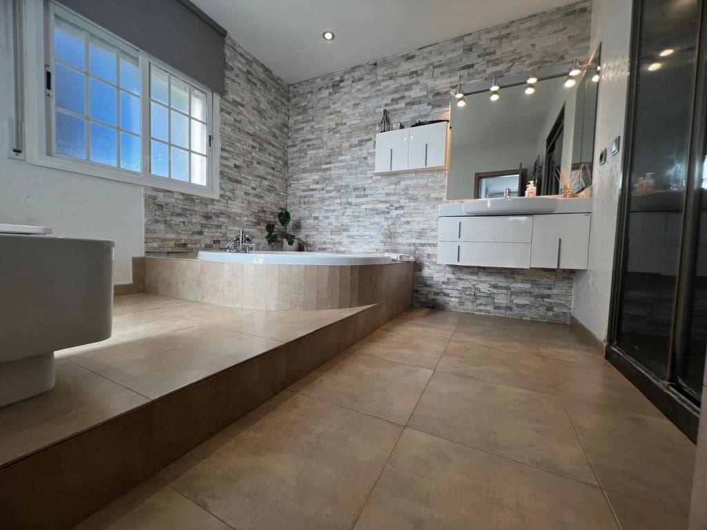 6 soverom Villa til salgs i Cunit med svømmebasseng garasje - € 690 000 (Ref: 9595917)