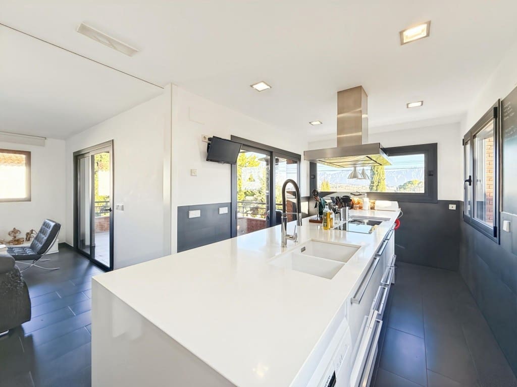 5 bedroom Villa for sale in Piera with pool garage - € 550,000 (Ref: 9595921)