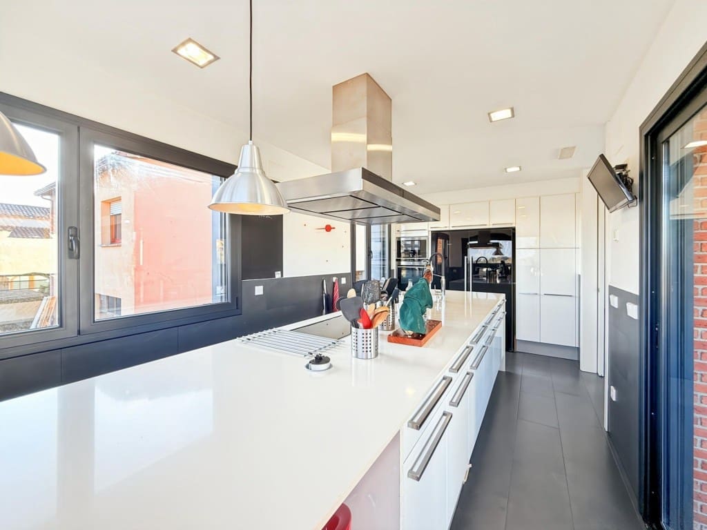 5 bedroom Villa for sale in Piera with pool garage - € 550,000 (Ref: 9595921)