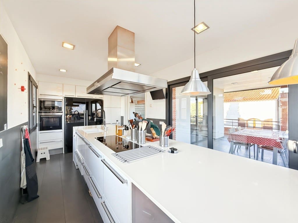 5 bedroom Villa for sale in Piera with pool garage - € 550,000 (Ref: 9595921)