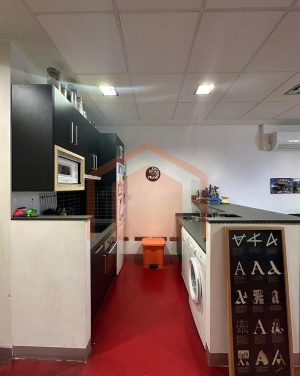 Commercial for sale in Salamanca city - € 206,000 (Ref: 9595939)