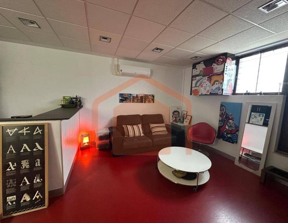 Commercial for sale in Salamanca city - € 206,000 (Ref: 9595939)