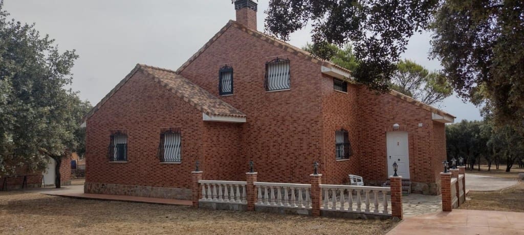 3 bedroom Villa for sale in Pioz - € 328,000 (Ref: 9595945)