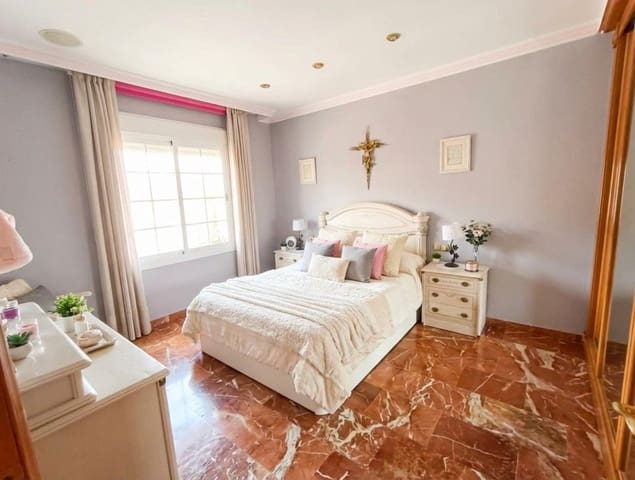 Adosado de 4 habitaciones en Salobreña en venta - 220.000 € (Ref: 9595949)