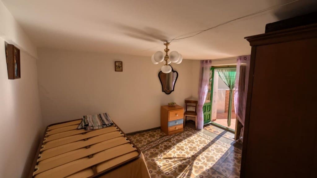 4 bedroom Villa for sale in Condemios de Arriba - € 60,000 (Ref: 9595993)