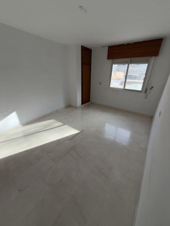 3 Zimmer Apartment zu verkaufen in Loja - 77.900 € (Ref: 9596003)