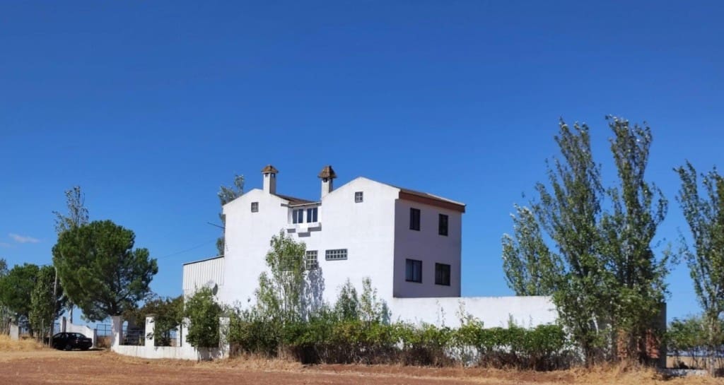 6 bedroom Finca/Country House for sale in Castellanos de Villiquera - € 139,900 (Ref: 9596012)