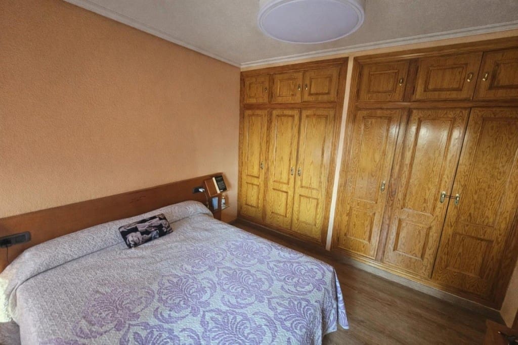 4 bedroom Villa for sale in Villares de la Reina - € 250,000 (Ref: 9596013)