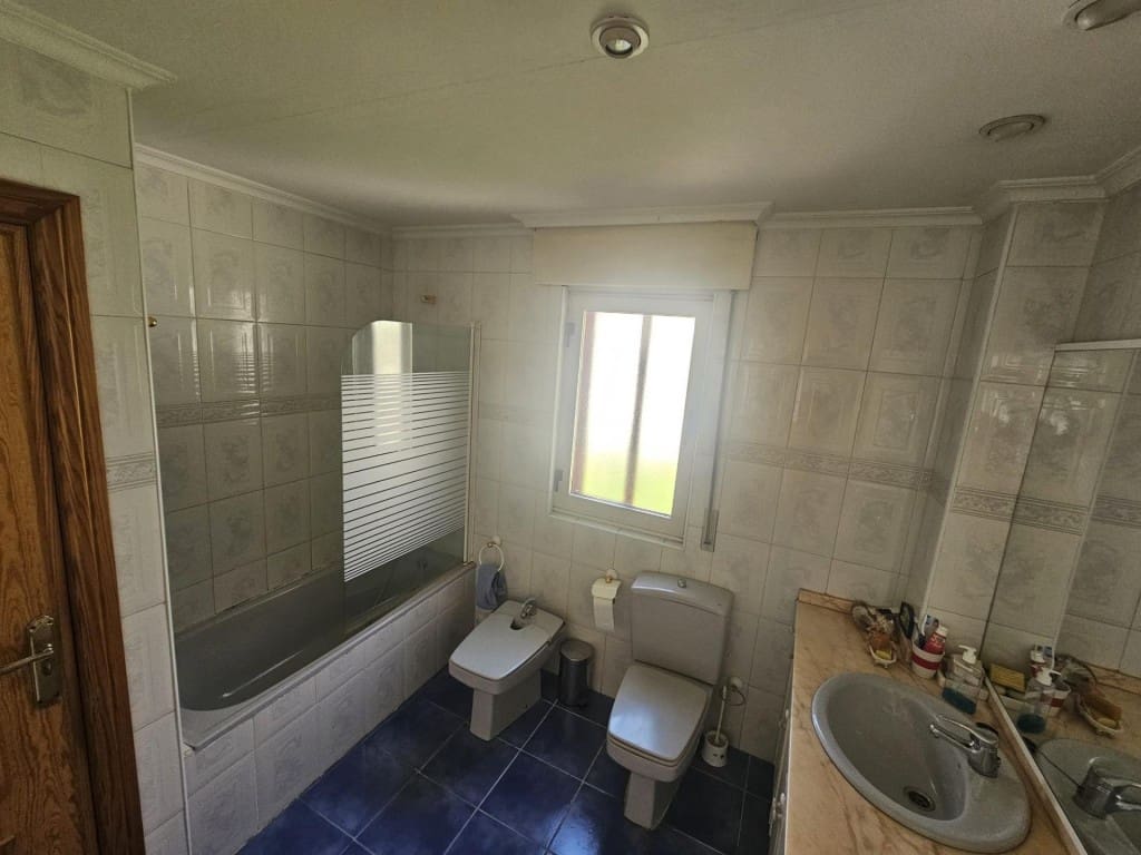 4 bedroom Villa for sale in Villares de la Reina - € 250,000 (Ref: 9596013)