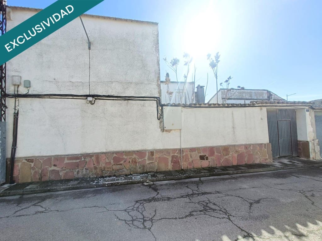 4 bedroom Terraced Villa for sale in Arenas de San Juan - € 42,000 (Ref: 9599408)