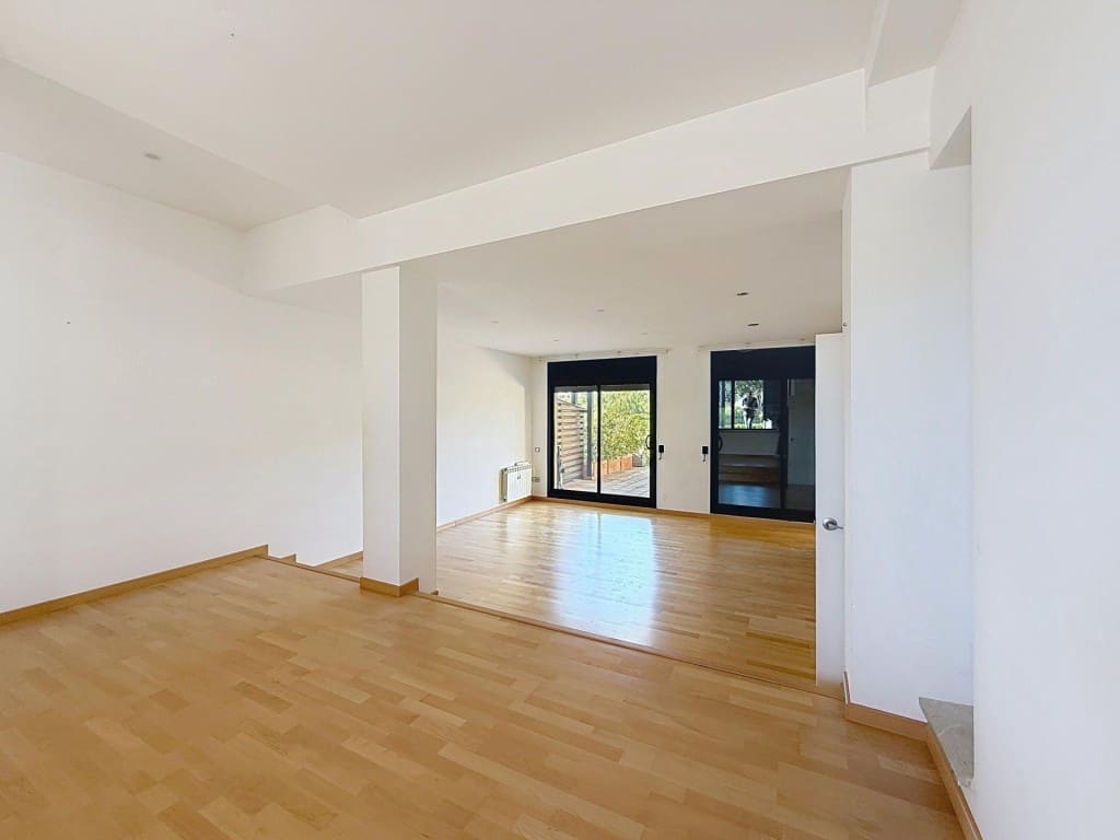 3 bedroom Villa for sale in Sant Esteve Sesrovires with pool garage - € 455,000 (Ref: 9599415)