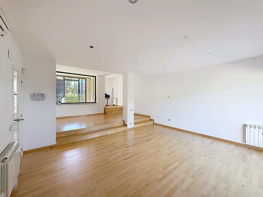 3 bedroom Villa for sale in Sant Esteve Sesrovires with pool garage - € 455,000 (Ref: 9599415)