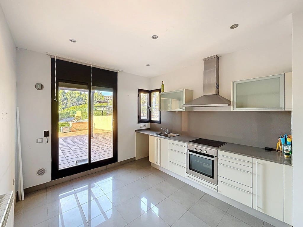 3 bedroom Villa for sale in Sant Esteve Sesrovires with pool garage - € 455,000 (Ref: 9599415)