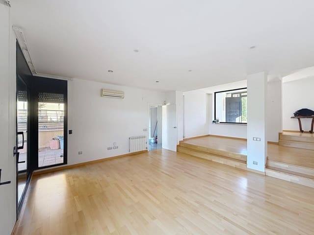 3 soverom Villa til salgs i Sant Esteve Sesrovires med svømmebasseng garasje - € 455 000 (Ref: 9599415)