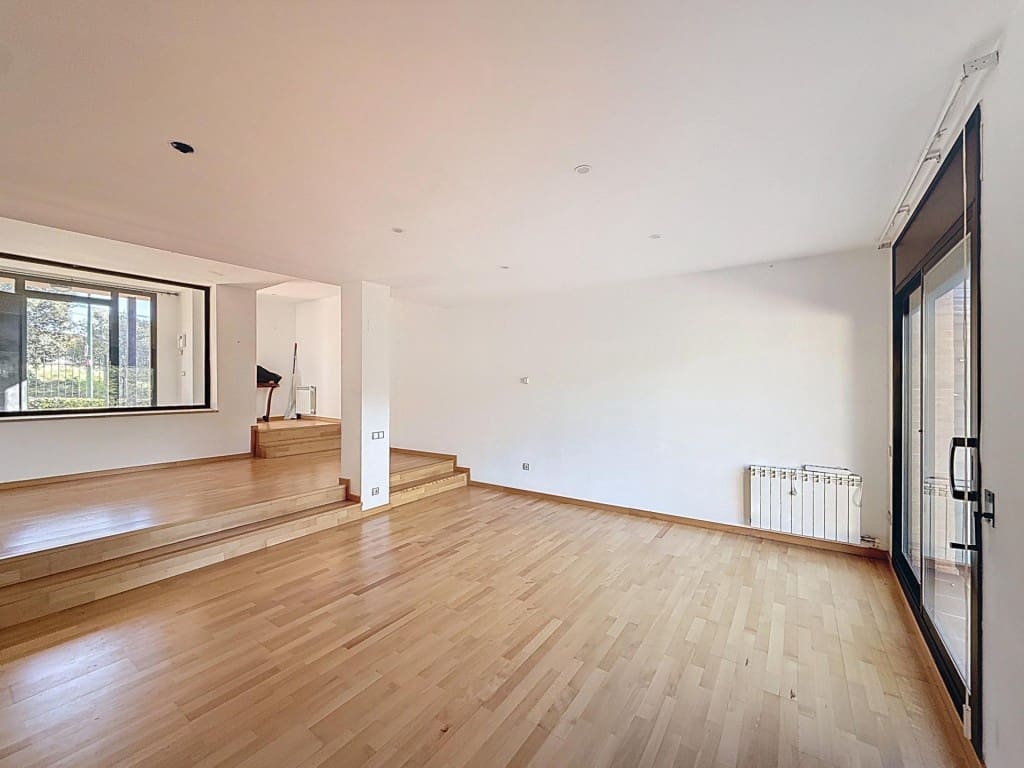 3 bedroom Villa for sale in Sant Esteve Sesrovires with pool garage - € 455,000 (Ref: 9599415)