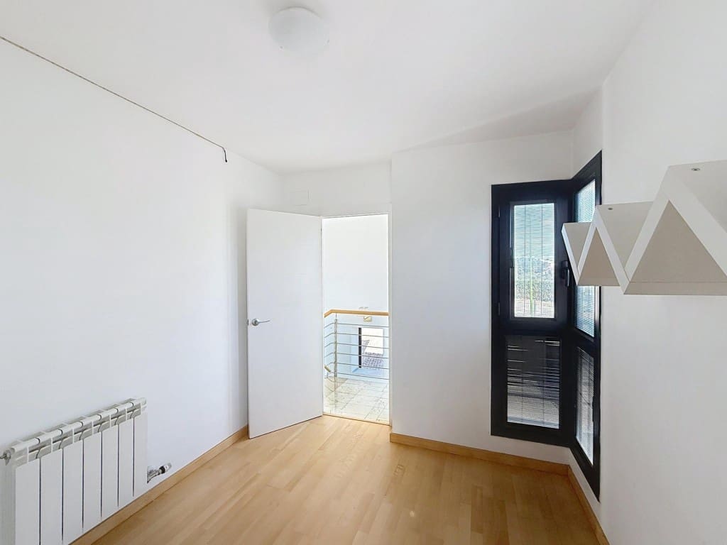 3 bedroom Villa for sale in Sant Esteve Sesrovires with pool garage - € 455,000 (Ref: 9599415)