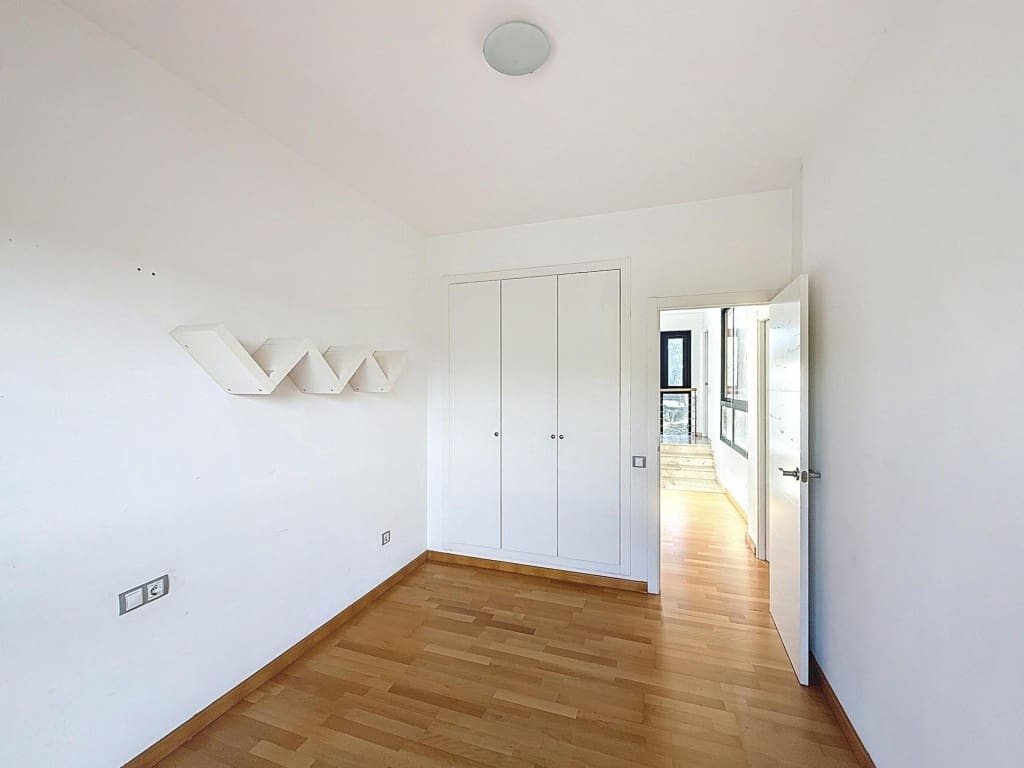 3 bedroom Villa for sale in Sant Esteve Sesrovires with pool garage - € 455,000 (Ref: 9599415)