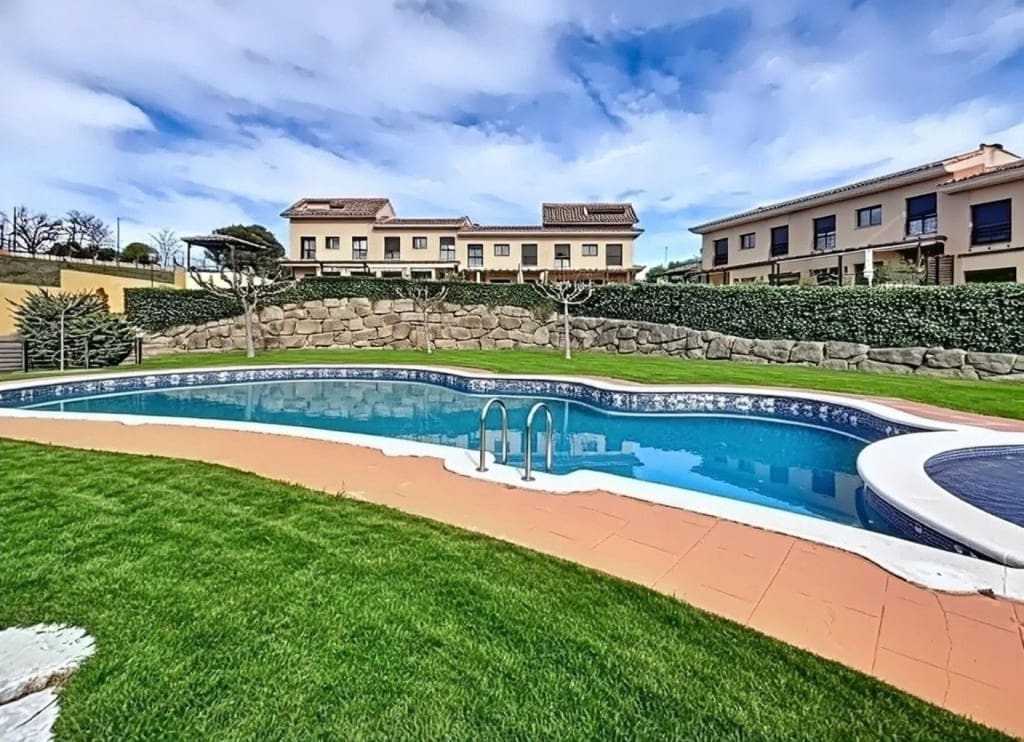 3 bedroom Villa for sale in Sant Esteve Sesrovires with pool garage - € 455,000 (Ref: 9599415)