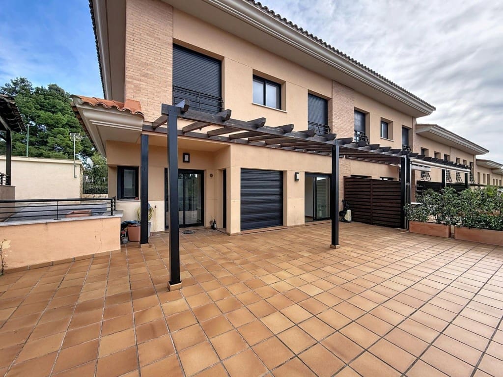 3 bedroom Villa for sale in Sant Esteve Sesrovires with pool garage - € 455,000 (Ref: 9599415)