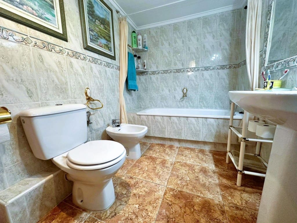 3 sovrum Lägenhet till salu i Guardamar del Segura med garage - 239 900 € (Ref: 9604873)