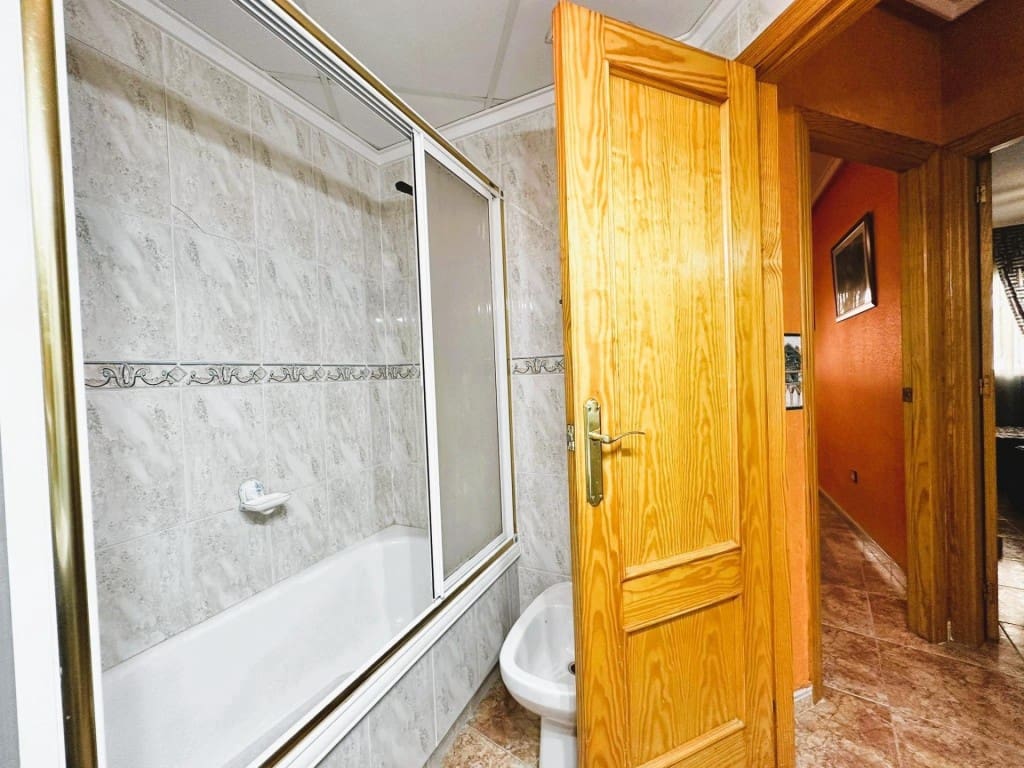 3 sovrum Lägenhet till salu i Guardamar del Segura med garage - 239 900 € (Ref: 9604873)