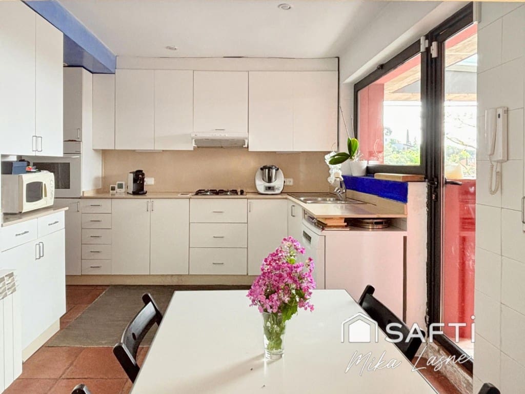 6 bedroom Villa for sale in Barcelona city with pool garage - € 1,389,000 (Ref: 9607975)