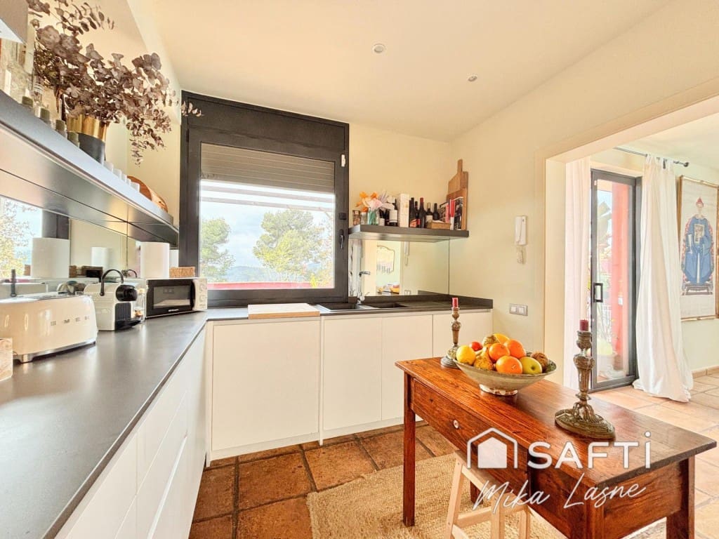 6 bedroom Villa for sale in Barcelona city with pool garage - € 1,389,000 (Ref: 9607975)