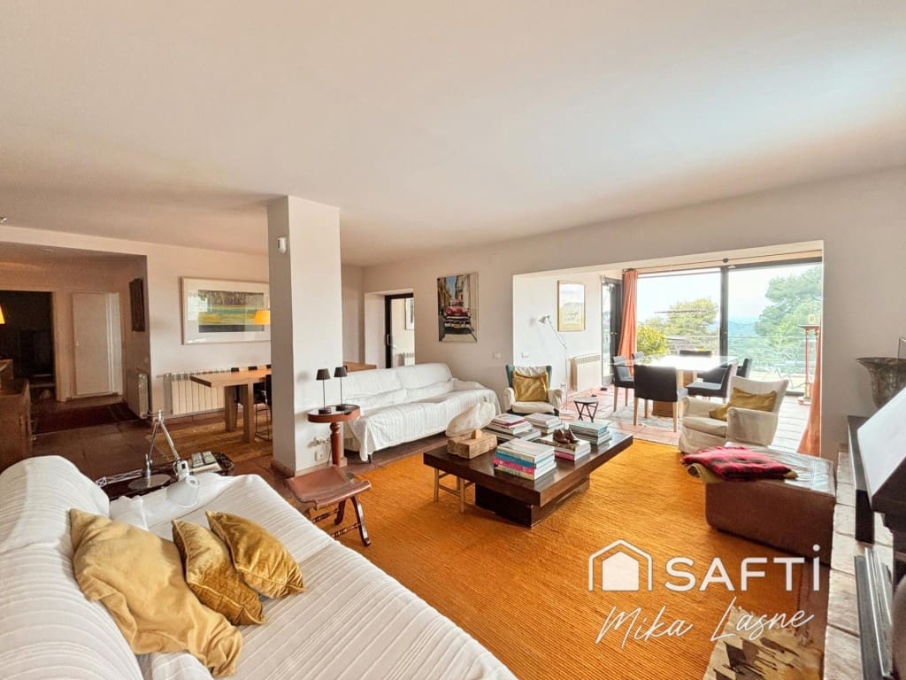 6 bedroom Villa for sale in Barcelona city with pool garage - € 1,389,000 (Ref: 9607975)