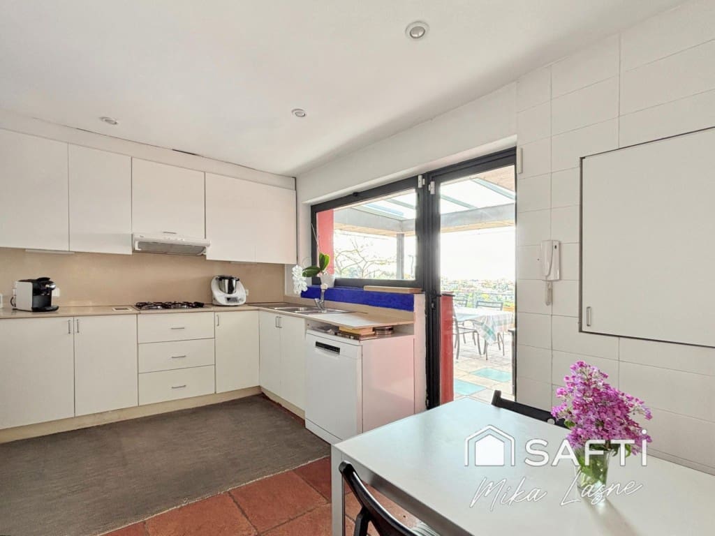 6 bedroom Villa for sale in Barcelona city with pool garage - € 1,389,000 (Ref: 9607975)