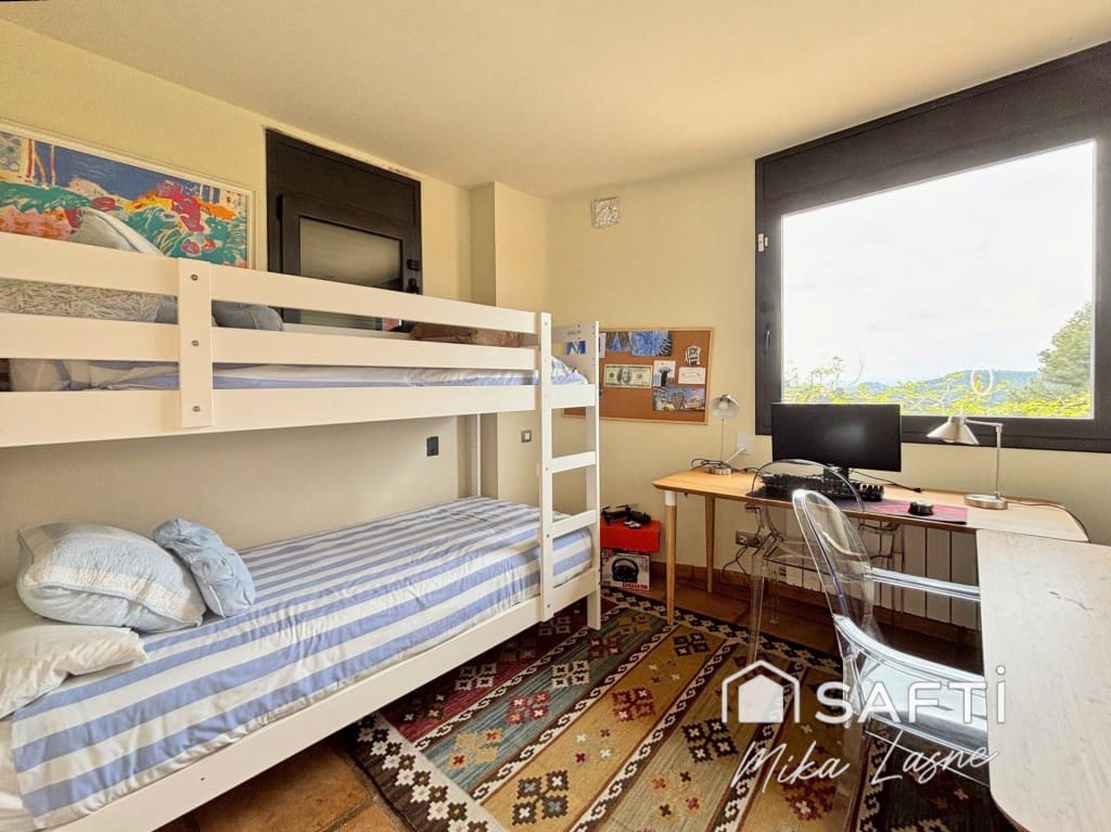 6 bedroom Villa for sale in Barcelona city with pool garage - € 1,389,000 (Ref: 9607975)