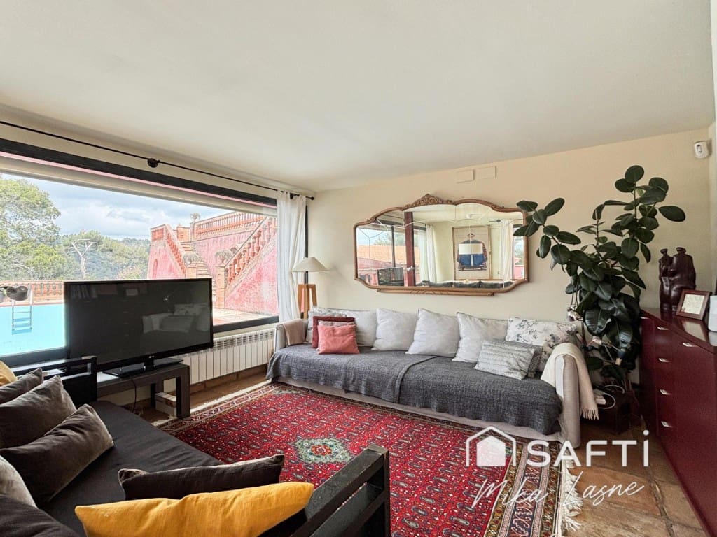 6 bedroom Villa for sale in Barcelona city with pool garage - € 1,389,000 (Ref: 9607975)