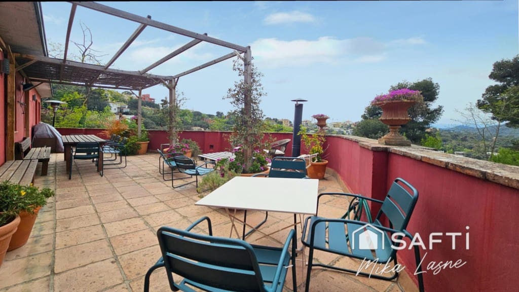 6 bedroom Villa for sale in Barcelona city with pool garage - € 1,389,000 (Ref: 9607975)