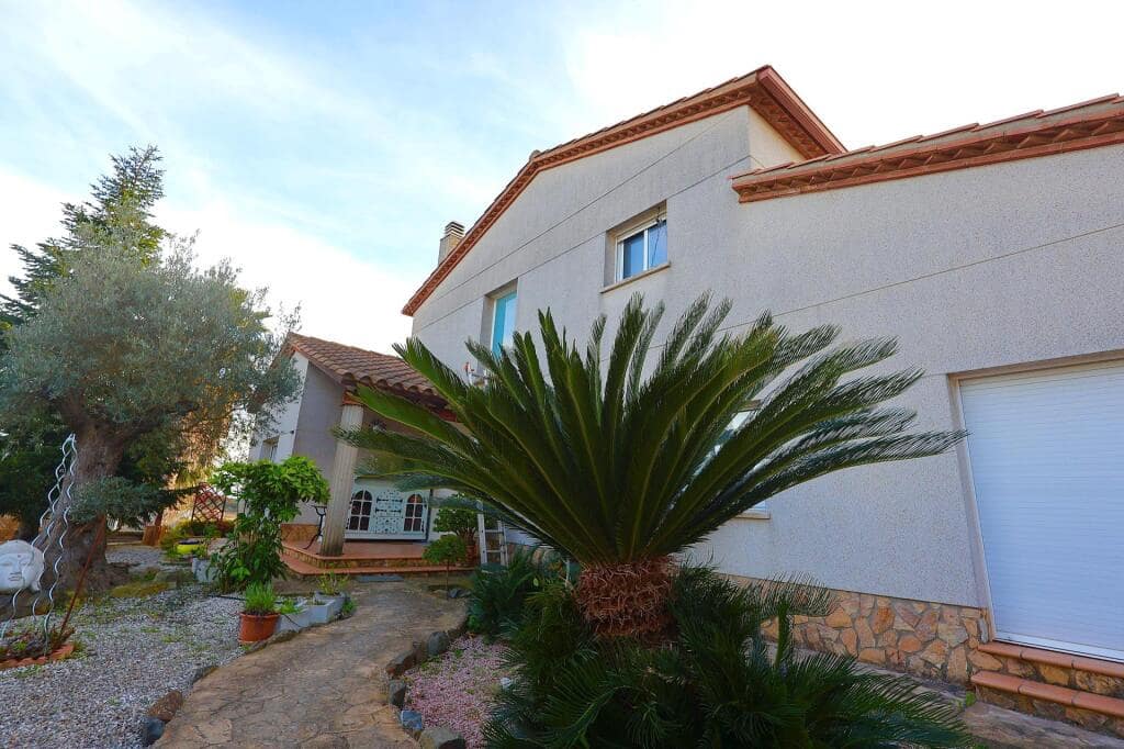 6 bedroom Villa for sale in Macanet de la Selva - € 445,000 (Ref: 9607983)