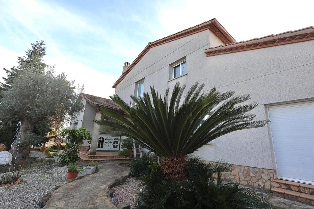 6 bedroom Villa for sale in Macanet de la Selva - € 445,000 (Ref: 9607983)