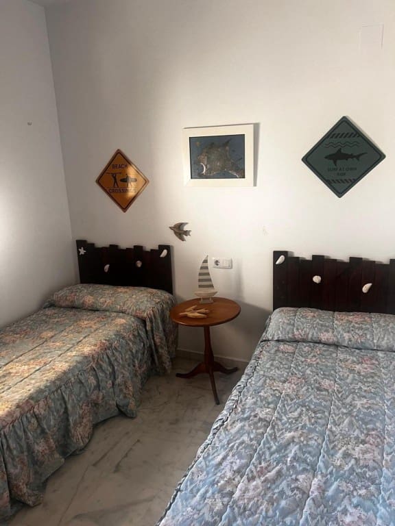 6 bedroom Villa for sale in Chiclana de la Frontera with garage - € 350,000 (Ref: 9615509)