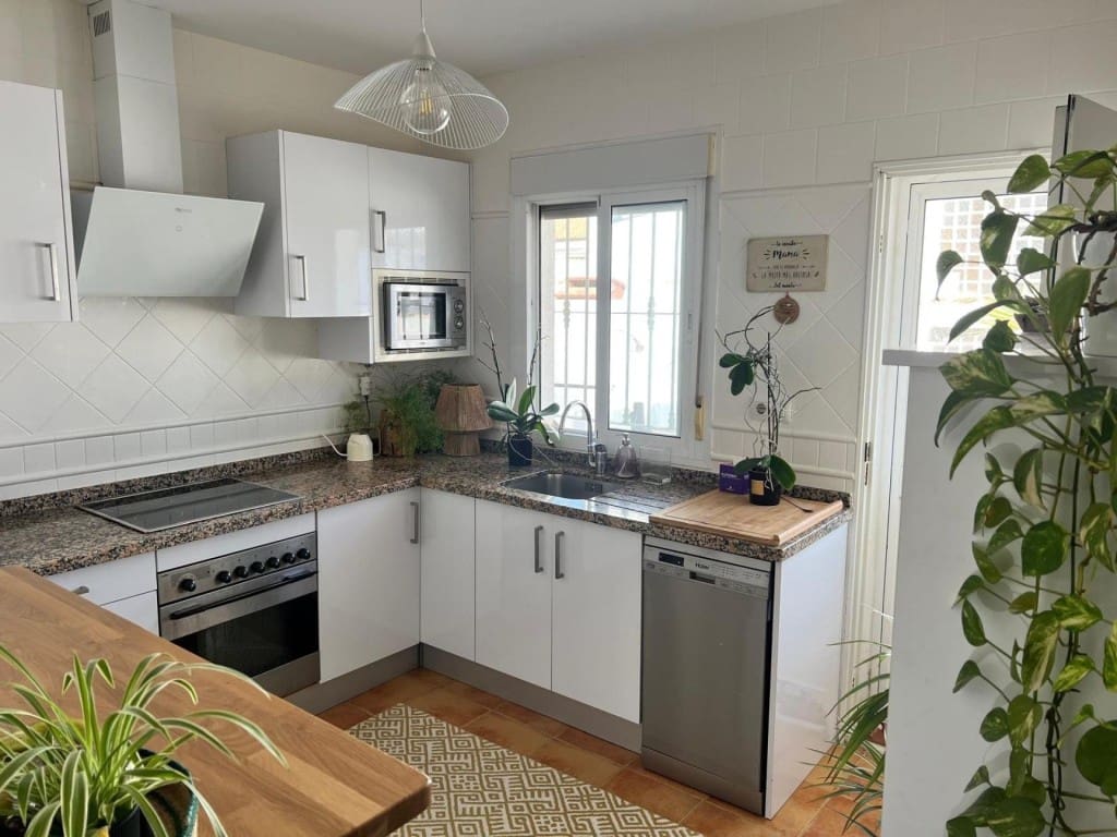 6 bedroom Villa for sale in Chiclana de la Frontera with garage - € 350,000 (Ref: 9615509)