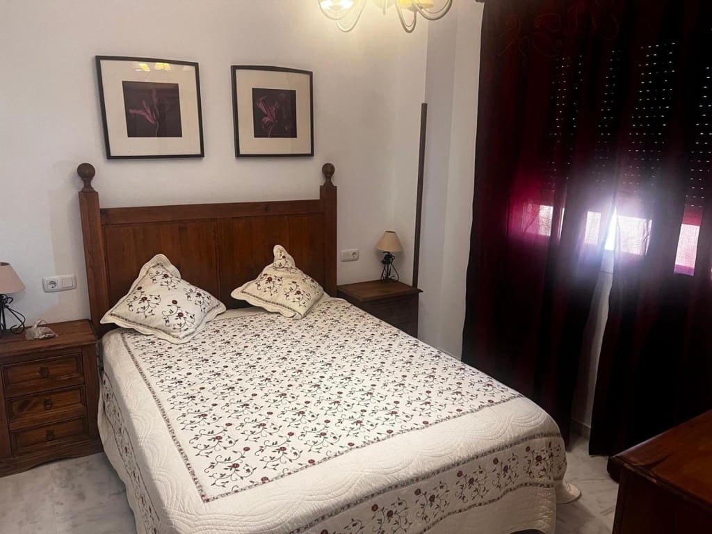 6 bedroom Villa for sale in Chiclana de la Frontera with garage - € 350,000 (Ref: 9615509)