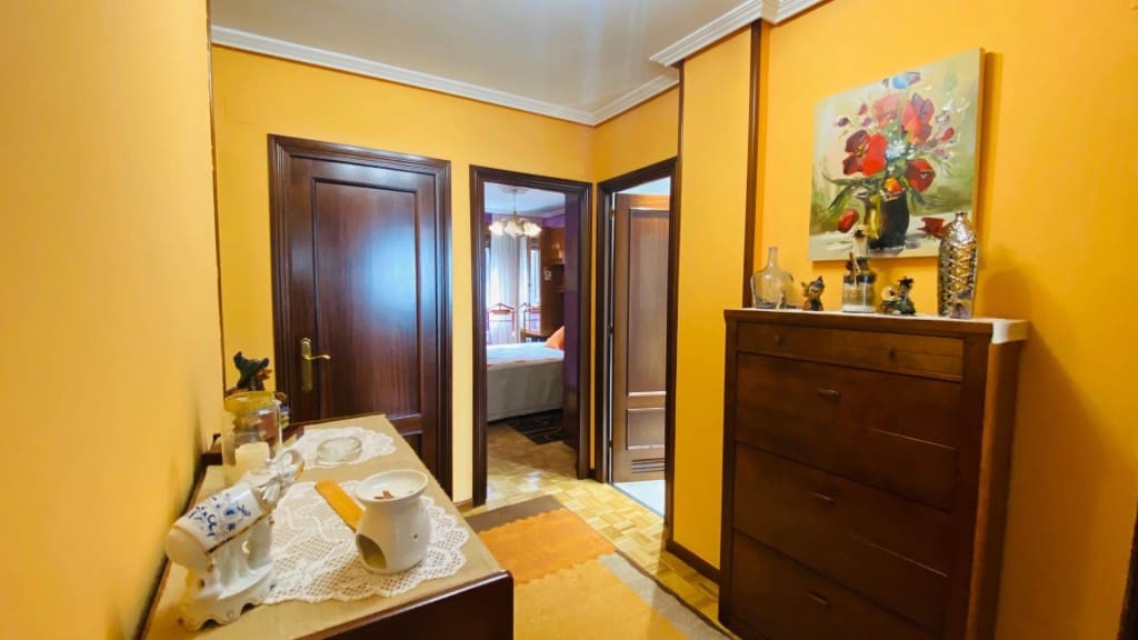 4 bedroom Apartment for sale in Oviedo with garage - € 362,700 (Ref: 9615519)