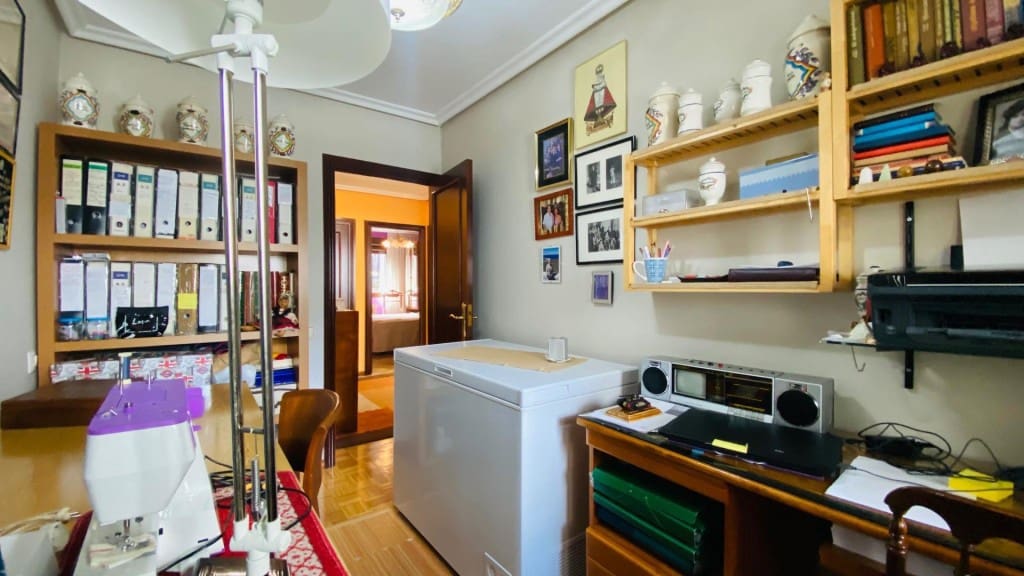 4 bedroom Apartment for sale in Oviedo with garage - € 362,700 (Ref: 9615519)