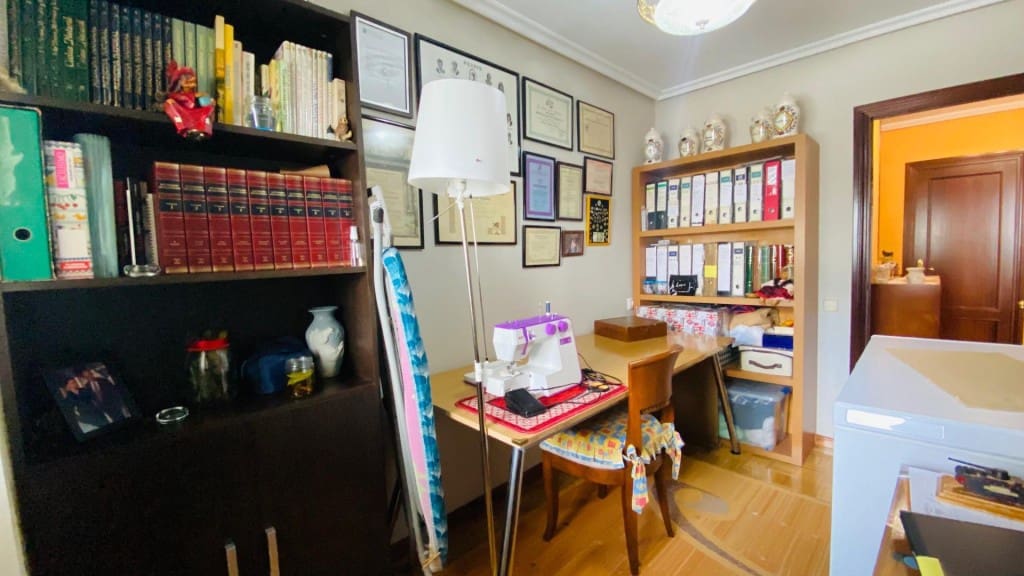 4 bedroom Apartment for sale in Oviedo with garage - € 362,700 (Ref: 9615519)