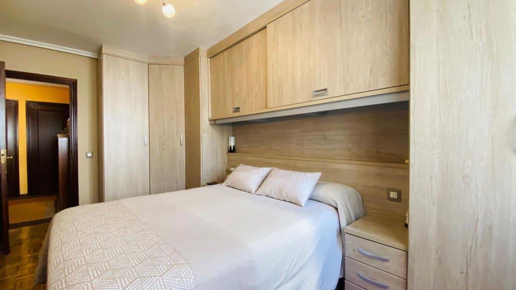 4 bedroom Apartment for sale in Oviedo with garage - € 362,700 (Ref: 9615519)