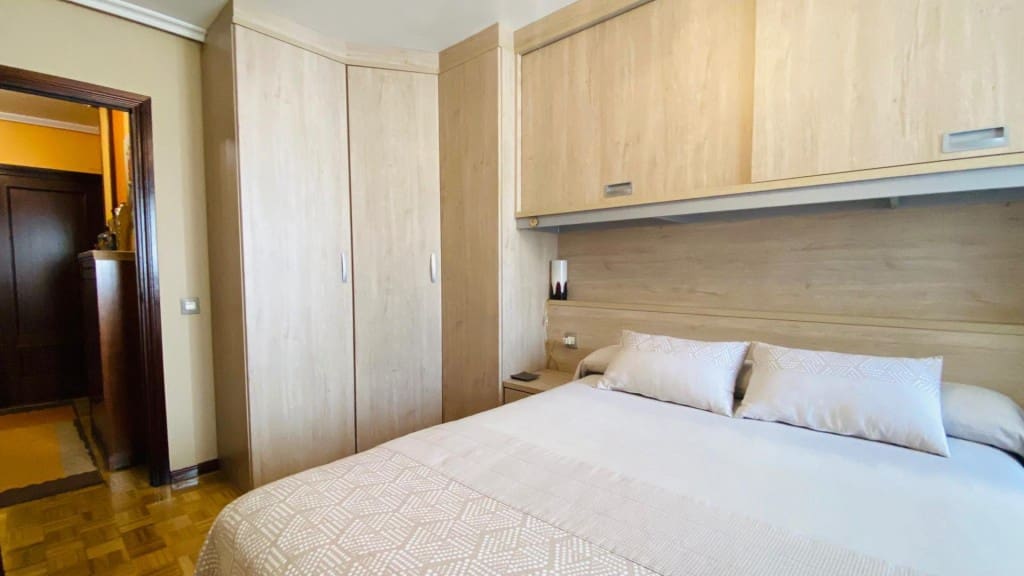 4 bedroom Apartment for sale in Oviedo with garage - € 362,700 (Ref: 9615519)