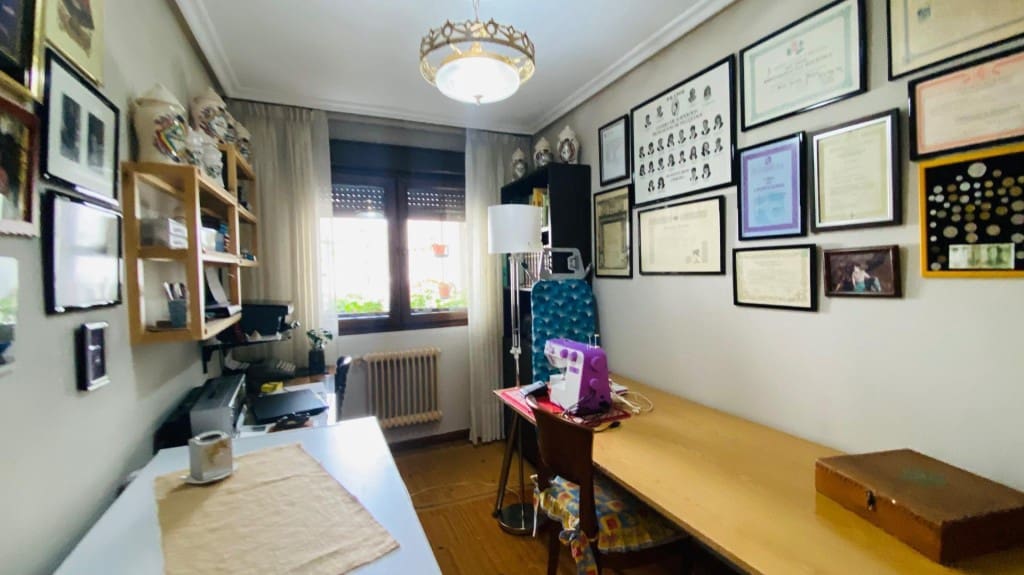4 bedroom Apartment for sale in Oviedo with garage - € 362,700 (Ref: 9615519)