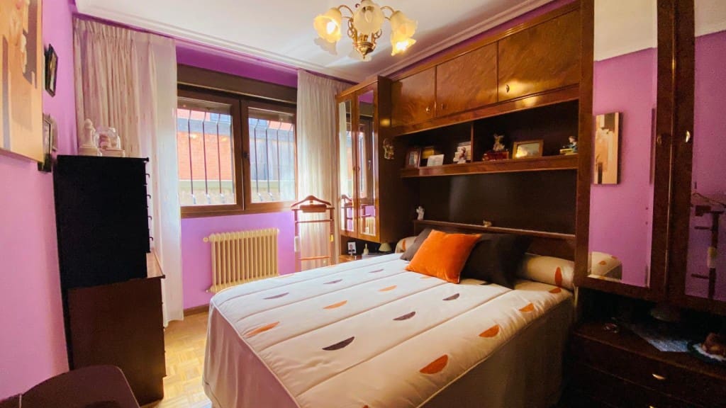 4 bedroom Apartment for sale in Oviedo with garage - € 362,700 (Ref: 9615519)